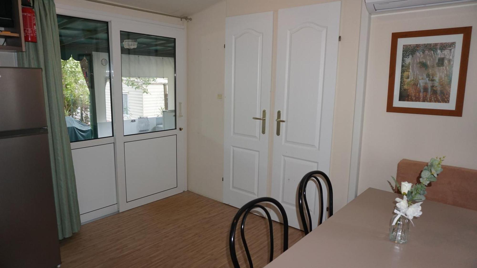 Chalets Met Buitenkeuken Op Camping Lei Suves - Joycasa Roquebrune-sur-Argens Room photo
