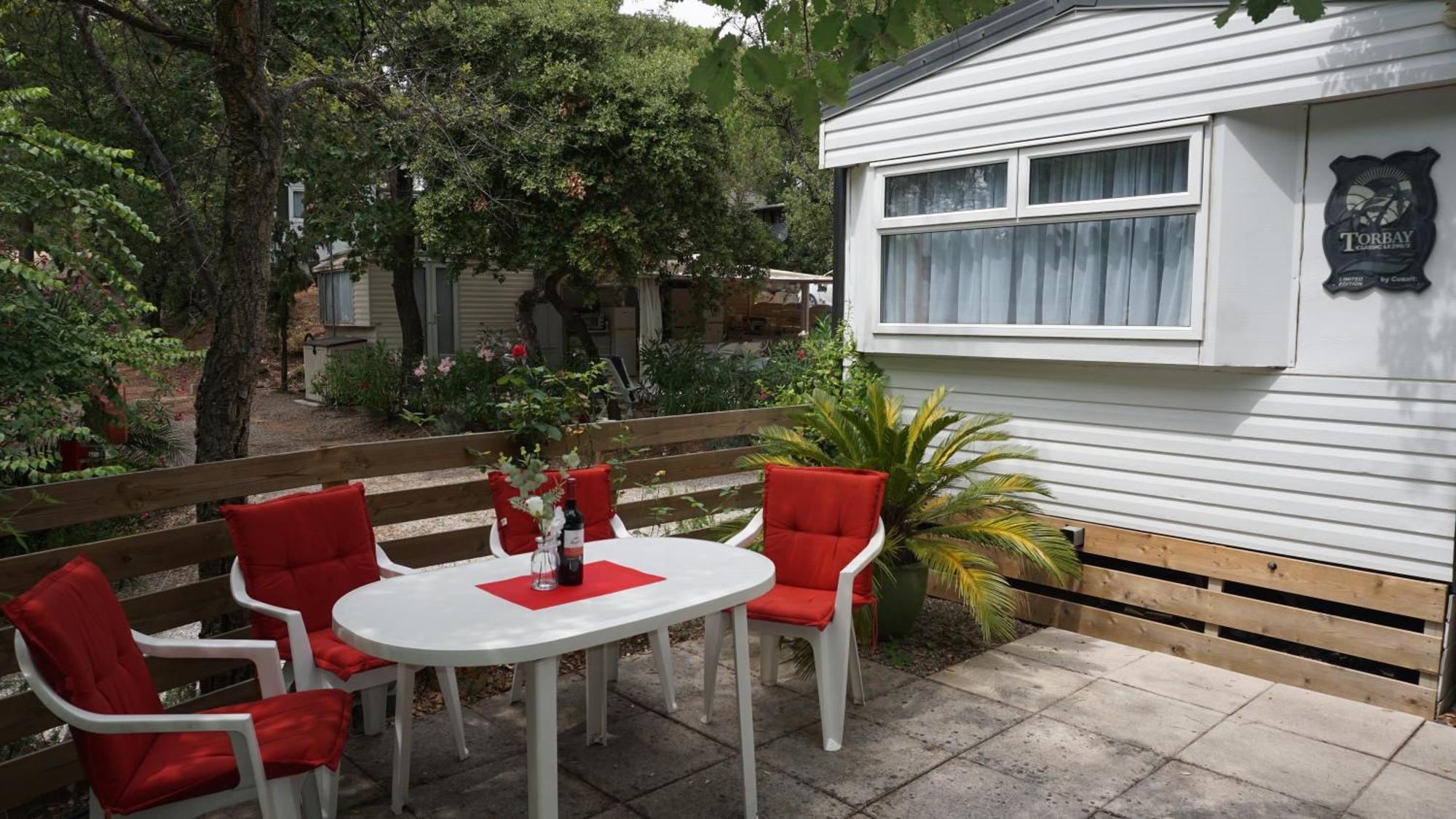 Chalets Met Buitenkeuken Op Camping Lei Suves - Joycasa Roquebrune-sur-Argens Room photo